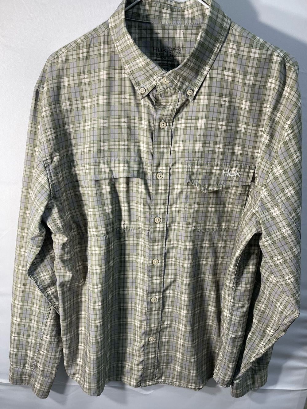 HUK Men’s Performance Vented Button-up Shirt sage/Blue Plaid - Size Med EUC